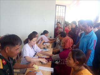 Khám, phát thuốc, tặng quà cho người dân vùng biên giới