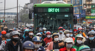 Hà Nội đề xuất 14 làn đường ưu tiên xe buýt: Liệu có khả thi?