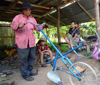 Chế máy cày đa năng từ xe đạp hỏng
