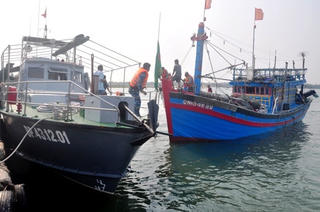 Đưa tàu cá bị nạn ở biển Hoàng Sa vào bờ