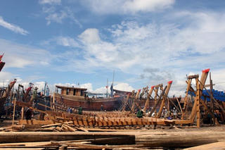 Đóng tàu vỏ sắt, công suất lớn: Thay đổi tổ chức sản xuất trên biển và góp phần bảo vệ biển đảo