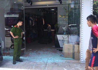 Nghi vấn nổ súng vào cửa hàng thời trang chưa mở cửa ở Thanh Hóa