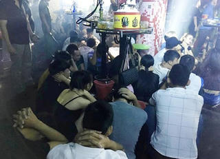 Đột kích quán bar có hàng trăm ‘dân bay’