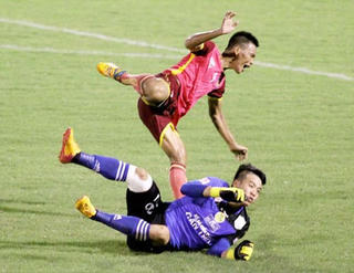 Nạn bạo lực và trọng tài khiến V-League dậy sóng