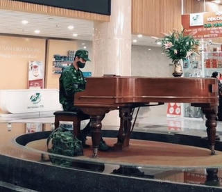 Xôn xao clip chiến sĩ chơi piano trong bệnh viện Quân y 175, 'đánh cắp' trái tim bao cô gái