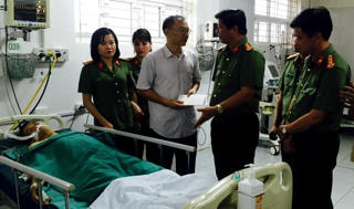 Khám nhà nghi phạm buôn ma túy, Trung úy công an bị đâm thấu ngực