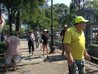 Thông thoáng với thanh chắn vỉa hè