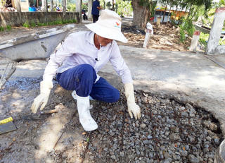 Người tình nguyện vá đường