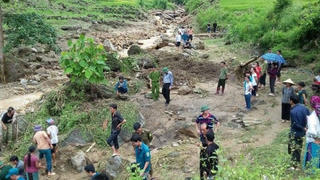 Mưa to, lũ quét, 3 mẹ con  mất tích