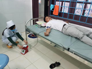 Huy động cán bộ, chiến sĩ hiến máu cứu sống bệnh nhân người Cơtu