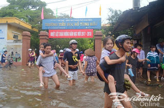 [ẢNH] TP Nam Định: Phố biến thành sông, dân sinh đảo lộn