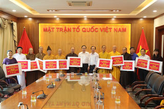 Các tổ chức tôn giáo ủng hộ hơn 3 tỷ đồng cho người nghèo 