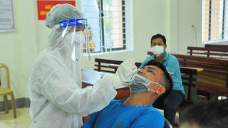 Cách ly y tế, lấy mẫu xét nghiệm cho tất cả hộ dân thành phố Hà Tĩnh