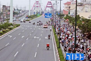 Xe máy được đi vào phần đường dành cho ôtô trên đại lộ Phạm Văn Đồng