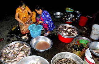 [ẢNH] Khám phá ‘chợ ma’ độc đáo chỉ có ở miền Tây