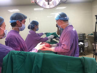 Phẫu thuật khối u, tạo hình ngực cho bệnh nhân nữ 40 tuổi