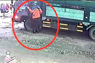 [VIDEO] Siêu trộm nhanh tay lấy cắp 300 triệu đồng trong xe tải