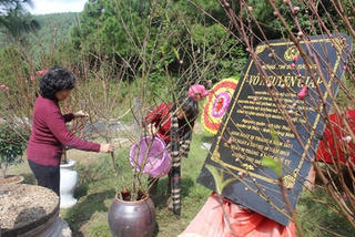 Gia đình gói bánh chưng bên mộ Đại tướng