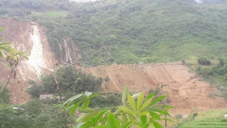 Nổ mìn phá đá để tìm kiếm 5 nạn nhân trong vụ sạt lở ở Hòa Bình