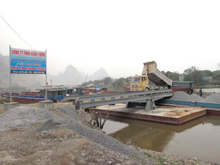 Bến thủy, cầu cảng trái phép trên sông Đáy: Người dân lãnh đủ