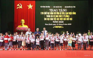 Nam Định: Trao 1.750 suất học bổng cho học sinh nghèo vượt khó