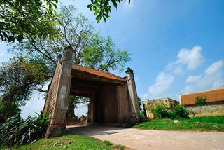 GS Nhật Bản tặng mô hình cổng làng Mông Phụ cho Bảo tàng Hà Nội