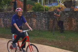 Thủ tướng Malaysia 94 tuổi gây 'bão' mạng vì đạp xe 11 km