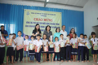 Phó Chủ tịch nước Đặng Thị Ngọc Thịnh thăm Trung tâm nuôi dạy trẻ khuyết tật tại Quảng Ngãi