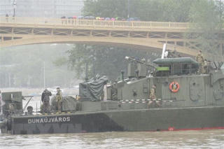 Hungary trục vớt du thuyền đắm trên sông Danube