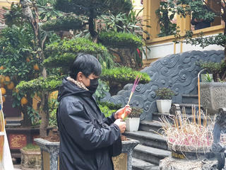 Nhiều đền chùa mở cửa: Dân Hà Nội đội mưa rét đi lễ Rằm tháng Chạp