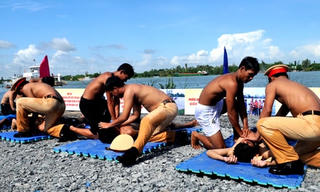 Hàng trăm công an diễn tập cứu nạn, cứu hộ trên sông Tiền