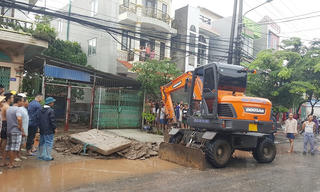 Mưa lớn gây ngập tại Hạ Long, một học sinh bị cuốn xuống cống