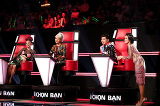 The Voice 2017: Thu Minh 'thị phạm' trước sự ngỡ ngàng của Đông Nhi và Tóc Tiên
