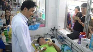 Phẫu thuật xuyên đêm cứu bệnh nhi bị dập tuỷ sống, liệt hai chân