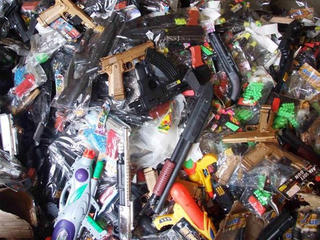 Quảng Nam: Bắt lô đồ chơi bạo lực dành cho trẻ em