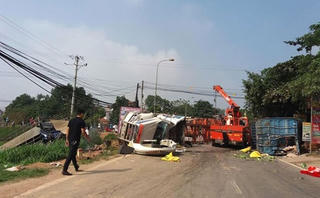Xe container và xe tải húc nhau, 2 người tử vong