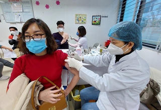 Tiêm vaccine xuyên Tết: Sự an toàn của người dân là trên hết