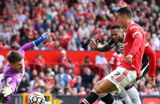 Ronaldo lập cú đúp, Man United vươn lên dẫn đầu Ngoại hạng Anh