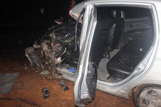 ‘Đấu đầu’ xe khách, 3 người trên taxi phải cấp cứu