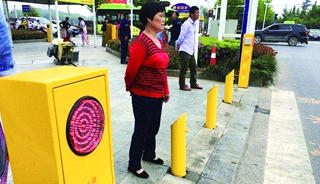 Đi bộ trái luật bị phun nước và bêu giữa phố