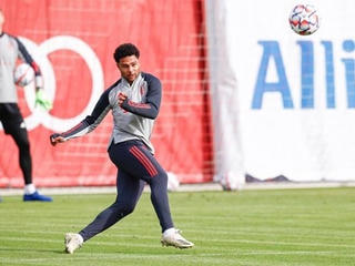 Tiền vệ Bayern Serge Gnabry dương tính với virus SARS-CoV-2