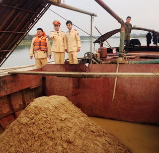 Bắt quả tang nhiều ‘cát tặc’ trên sông Ngàn Sâu