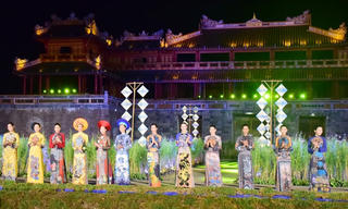 Di sản miền Trung-Tây Nguyên thướt tha trên từng tà áo
