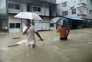 Siêu bão tràn vào Trung Quốc: 21 người thiệt mạng