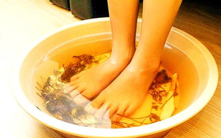 Ngâm chân trong nước ấm 30 phút mỗi ngày tốt cho sức khỏe