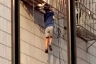 Người hùng cứu sống bé trai lơ lửng ở độ cao 20m