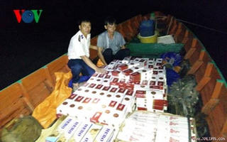 Xe chở thuốc lá lậu có 2 biển giả