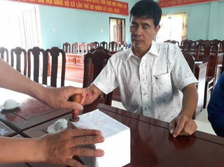 Bình Định: Bàn giao số vàng nhặt được cho xã