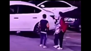 [VIDEO] Mẹ phản ứng cực nhanh cứu con khỏi tai nạn kinh hoàng