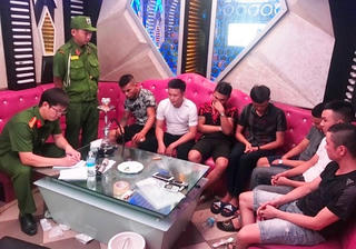 7 thanh niên cùng ‘phê’ ma túy trong quán karaoke